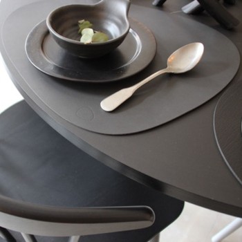 981161 NUPO anthracite подстановочная салфетка фигурная, кожа, L 44 см, W 37 см, серия NUPO, LIND DNA